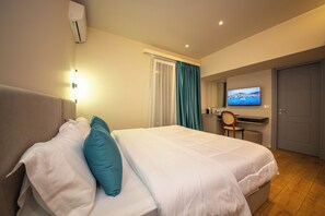 Kamar Triple Deluks, balkon, lantai dasar | Brankas, meja kerja, tirai kedap cahaya, dan kedap suara