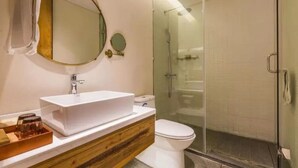 Kamar Double Comfort, Bebas Asap Rokok | Kamar mandi | Shower, perlengkapan mandi gratis, pengering rambut, dan sandal