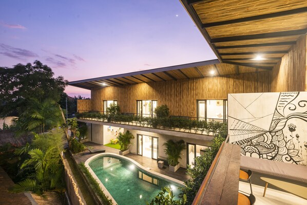 Piscina externa, espreguiçadeiras