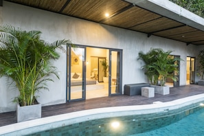 Estúdio luxo, vista para a piscina | Vista do quarto