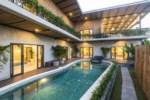 Kolam renang outdoor, dengan kursi berjemur