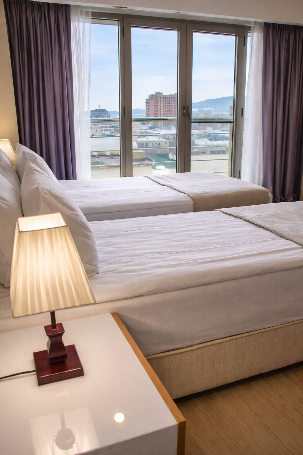 Departamento estándar, 2 camas individuales | Caja de seguridad en la habitación, cortinas blackout y insonorización 