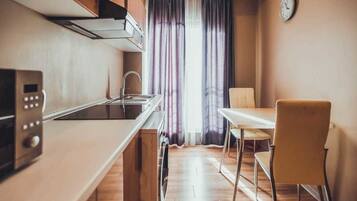 Grand réfrigérateur, micro-ondes, plaque de cuisson