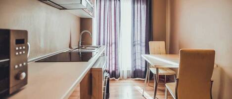 Lemari es besar, microwave, kompor, dan ketel listrik