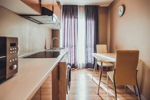 大型冷蔵庫、電子レンジ、コンロ、電気ポット