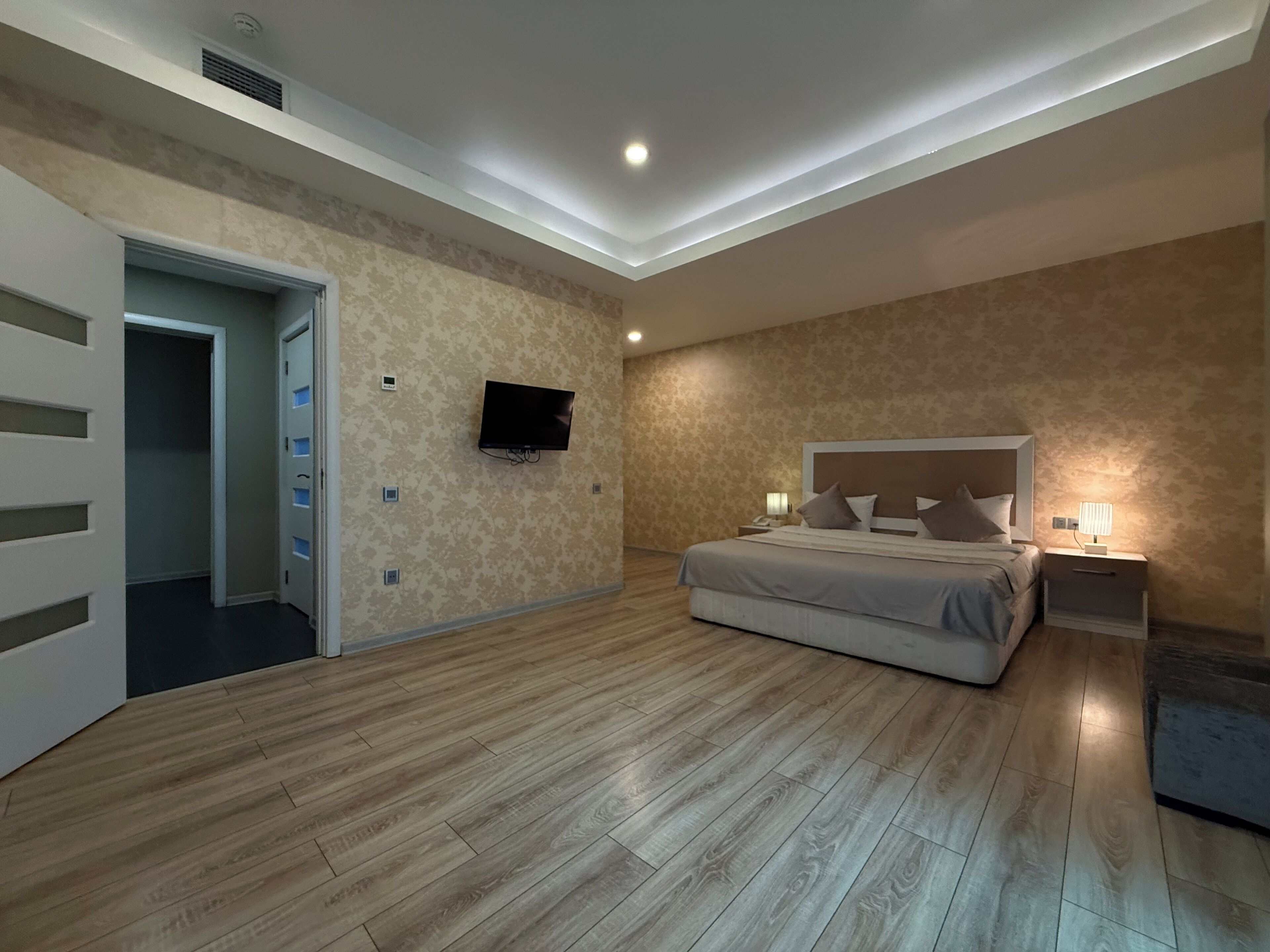 Departamento familiar, vista al patio | Caja de seguridad en la habitación, cortinas blackout y insonorización 