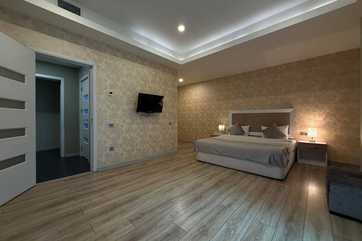 Departamento familiar, vista al patio | Caja de seguridad en la habitación, cortinas blackout y insonorización