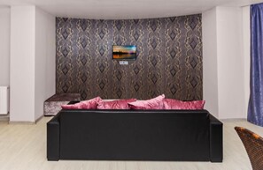 32-inch LCD TV with cable channels, TV - Diplomat Suites (Baku)