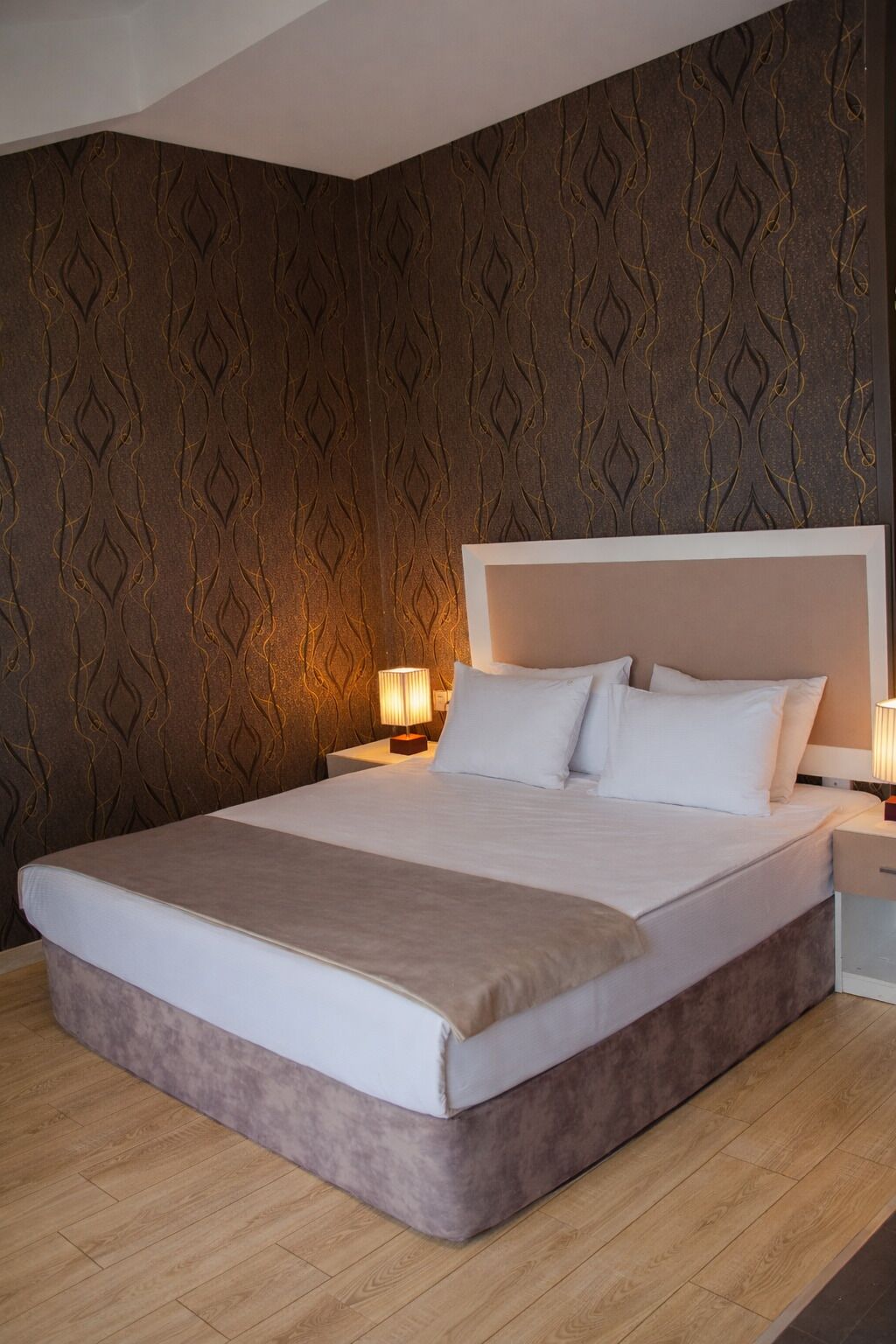 Caja de seguridad en la habitación, cortinas blackout y insonorización 