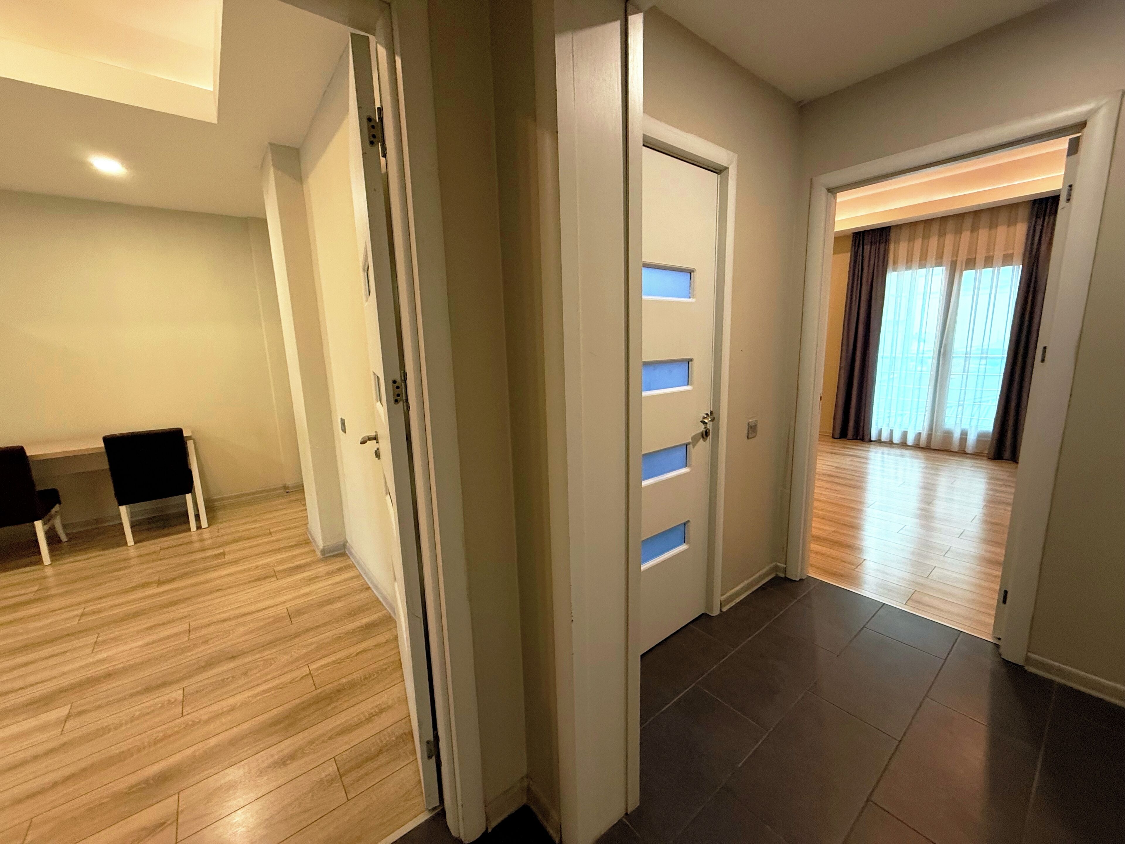 Familjelägenhet - utsikt mot innergården | Värdeförvaringsskåp på rummet, mörkläggningsgardiner och ljudisolering