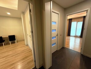 Appartement familial, vue sur la cour intérieure | Coffre-fort, rideaux d’obscurcissement, système d’insonorisation