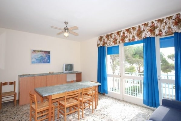 Apartment (D-8) | In-room dining