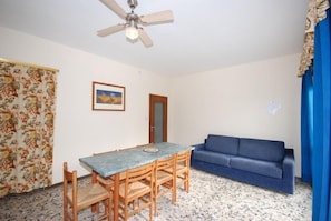 Apartment (D-7) | In-room dining