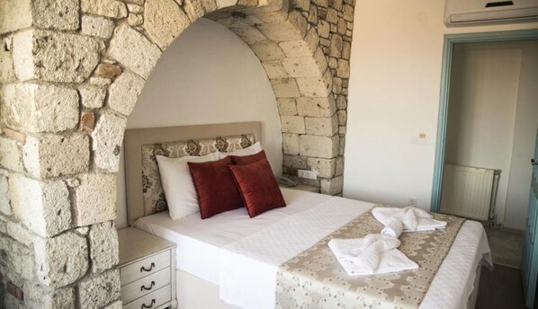 Traditional Room | 1 bedroom, minibar, in-room safe, desk - Alacati Sardunya Hotel (Cesme)