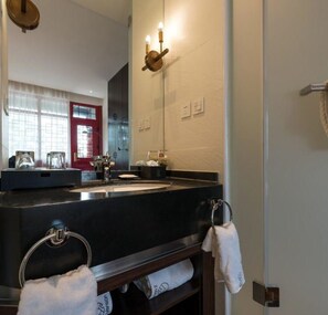 Douche, articles de toilette gratuits, chaussons, serviettes fournies