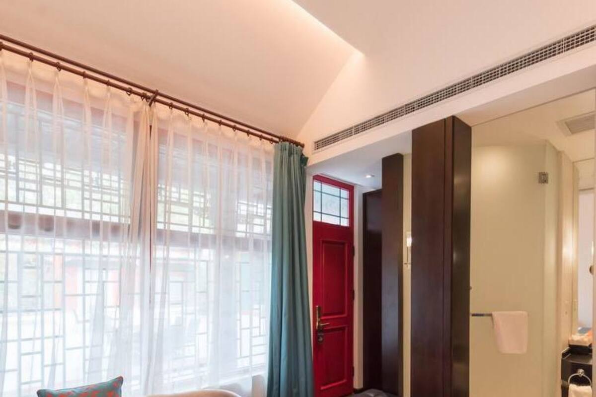 Blackout curtains, free WiFi, bed sheets