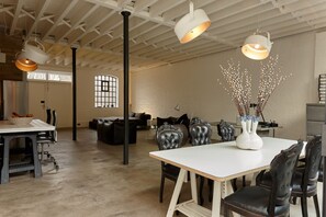 Studio | In-room dining - Incredible Designer Warehouse Close to Trendy Shoreditch (London)