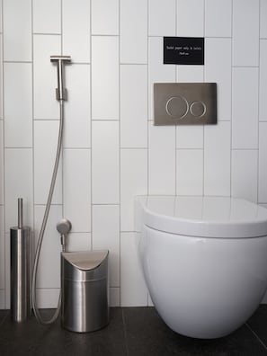 Studio | Bathroom | Shower, towels, soap, shampoo