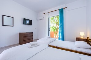 Desk, laptop workspace, iron/ironing board, free WiFi - Frida Apartments by Checkin (Corfu)
