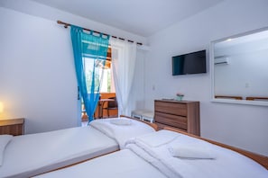 Schreibtisch, laptopgeeigneter Arbeitsplatz, Bügeleisen/Bügelbrett