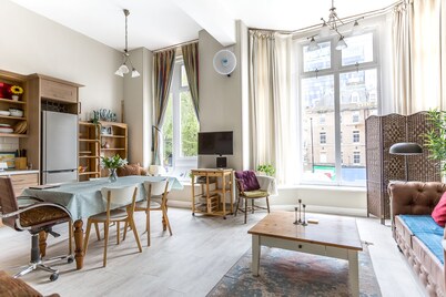 Bright Two BR Period Apartment in Whitechapel