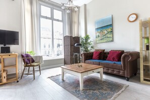 Apartment, 2 Bedrooms, Non Smoking | Living area | Flat-screen TV - Bright Two BR Period Apartment in Whitechapel (London)