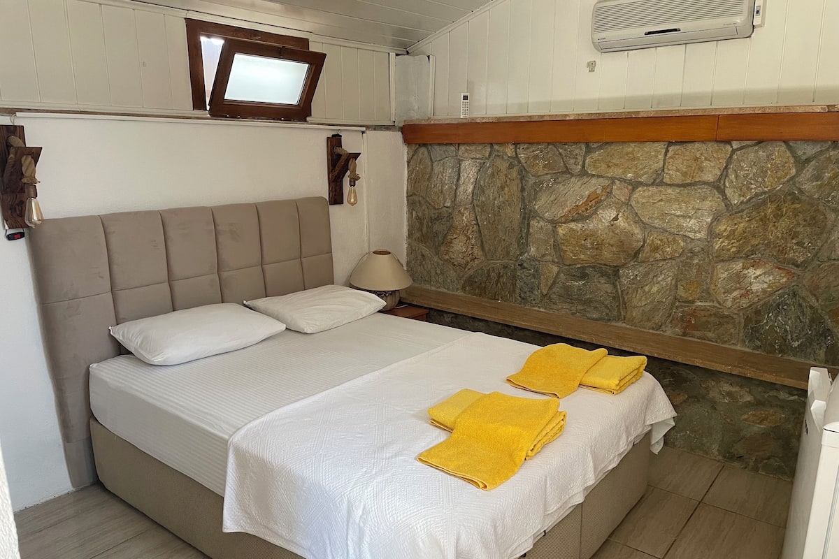 Classic Double or Twin Room | 1 bedroom, free WiFi, bed sheets