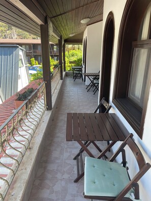Familien-Dreibettzimmer, 3 Einzelbetten, eingeschränkter Meerblick | Terrasse/Patio
