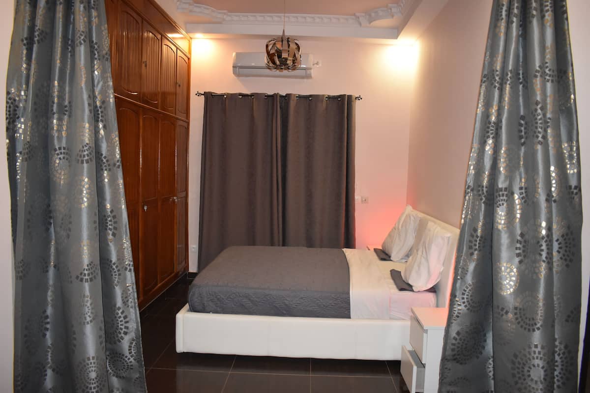 1 bedroom, Egyptian cotton sheets, premium bedding, down duvets