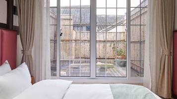 Signature Double Room, Non Smoking | In-room safe, blackout curtains, free WiFi