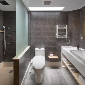 Signature Double Room, Non Smoking | Bilik Mandi | Pancuran mandi, pengering rambut, selipar, tuala disediakan 