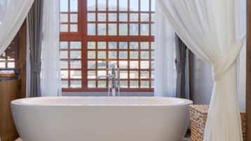 Comfort Suite, Non Smoking | Bathroom | Shower, free toiletries, slippers