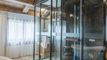 Premier Double Room (Mainland Chinese Only ไป
้ไธญๅฝๅคง้ๅฎขไบบ) | Bathroom | Shower, free toiletries, slippers, towels