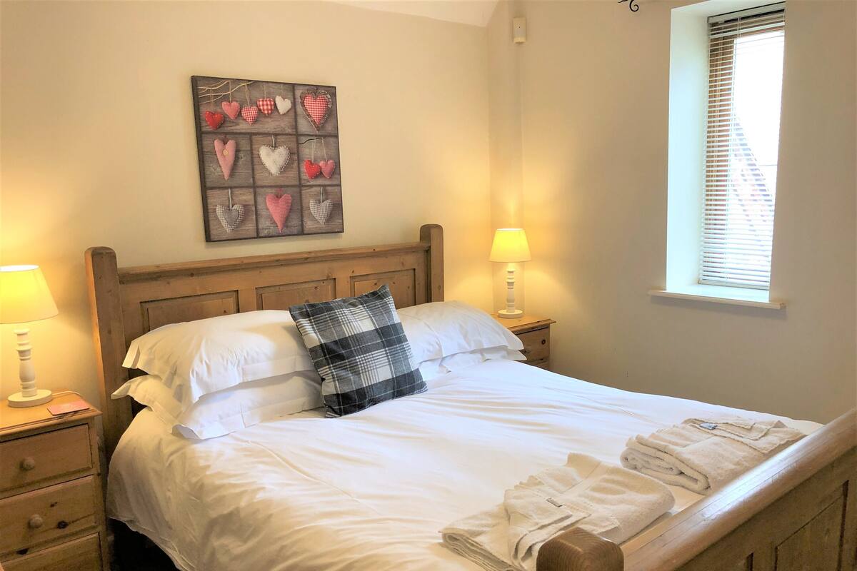 Småhus, 2 soverom (West Barn Cottage) | Strykejern/-brett, wi-fi (inkludert) og individuelt dekorert