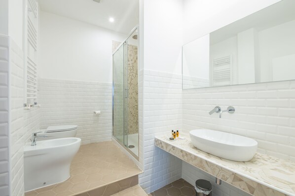 Shower, hair dryer, slippers, bidet - Unico Argentina (Rome)
