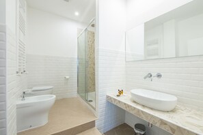 Dusche, Haartrockner, Hausschuhe, Bidet