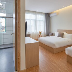 Une chambre d’hôtel moderne équipée d’un grand lit, d’un bureau, d’une chaise et d’un téléviseur.