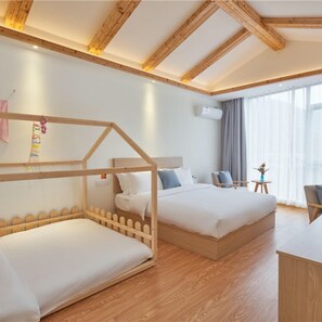 Design Family Room | Blackout drapes, free WiFi, bed sheets - Floral Hotel Xiangfengling Hostel (Ningbo)