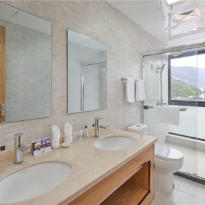 Kamar | Kamar mandi | Shower, perlengkapan mandi gratis, sandal, dan handuk