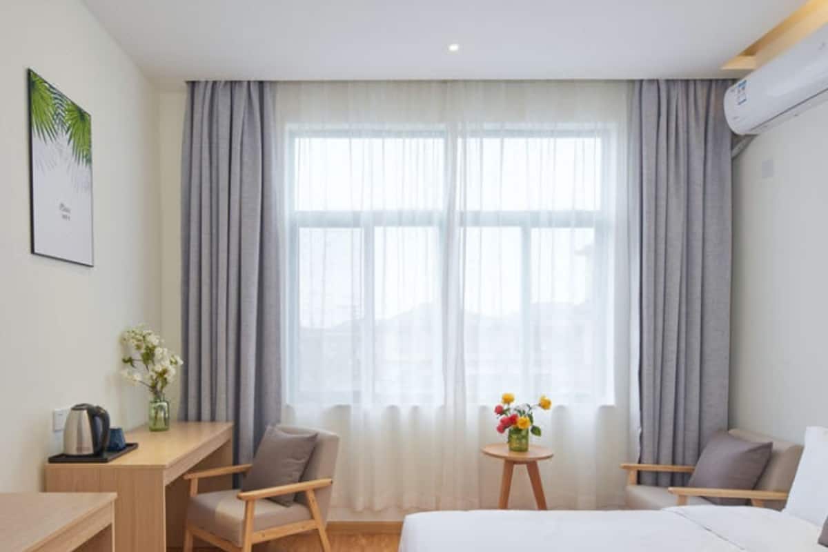 Quarto família | Cortinas blackout, Wi-Fi de cortesia, roupa de cama