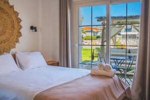 Luxe beddengoed, verduisterende gordijnen, geluiddichte muren