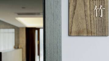 Familierom, ikke-røyk | Blendingsgardiner og wi-fi (inkludert)