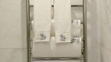 Classic Twin Room, Non Smoking | Bathroom | Shower, free toiletries, hair dryer, slippers