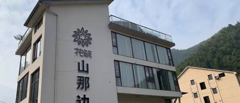 Un edificio de diseño moderno, con un logotipo destacado y el nombre 'Mountain Edge' en la fachada.