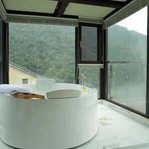 Chambre romantique double, non-fumeur | Salle de bain | Douche, articles de toilette (gratuits), séchoir à cheveux, pantoufles