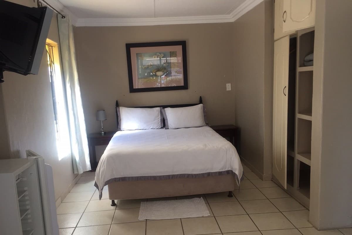 Basic Double Room | Minibar, desk, blackout drapes, iron/ironing board