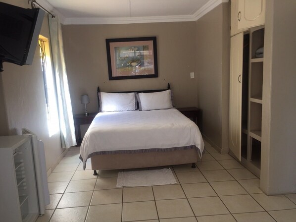 Chambre de base double | Minibar, bureau, rideaux d’obscurcissement, fer et planche à repasser