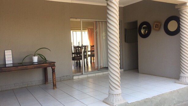 Lobby - Toro Guest House (Moses Kotane)