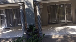 Property grounds - Toro Guest House (Moses Kotane)