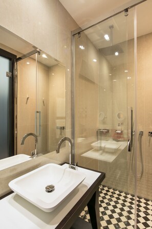 Single Room | Bathroom | Shower, rainfall showerhead, free toiletries, hair dryer - Quentin Prague Hotel (Prague)